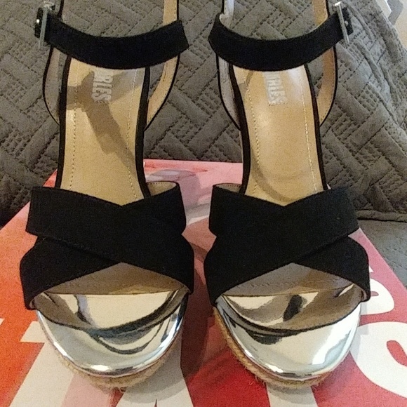 Blk/Gold wedges - Picture 2 of 4